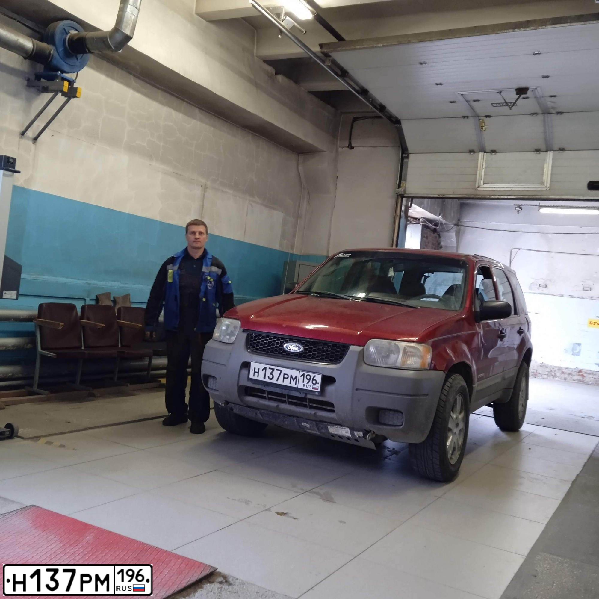 Фото автомобиля FORD ESCAPE, 2001 — госномер Т319КУ774. Цвет: Красный