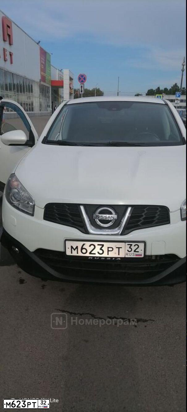Фото автомобиля NISSAN QASHQAI, 2013 — госномер О499СМ32. Цвет: Белый