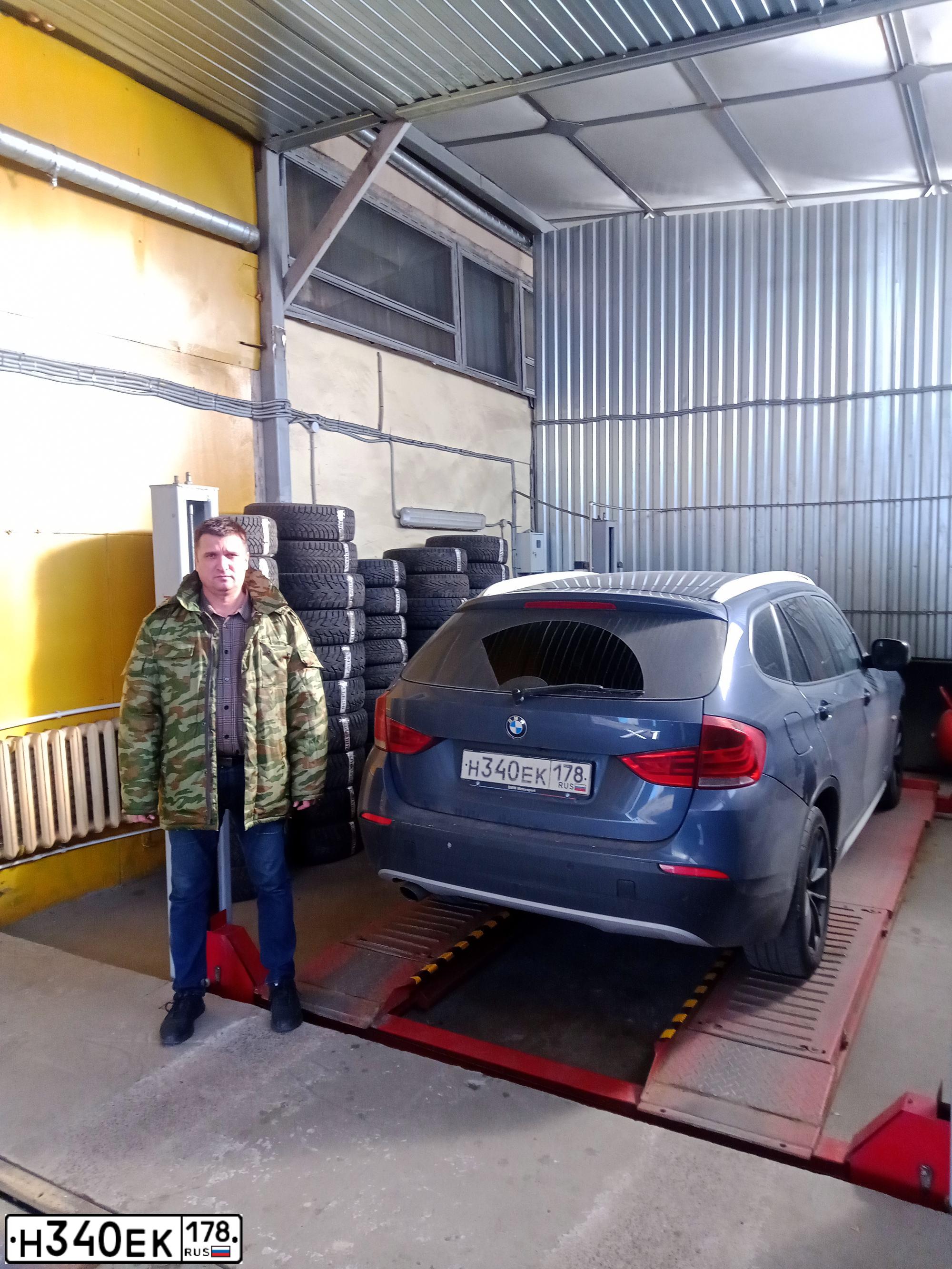 Фото автомобиля BMW X1, 2012 — госномер Н340ЕК178. Цвет: синий