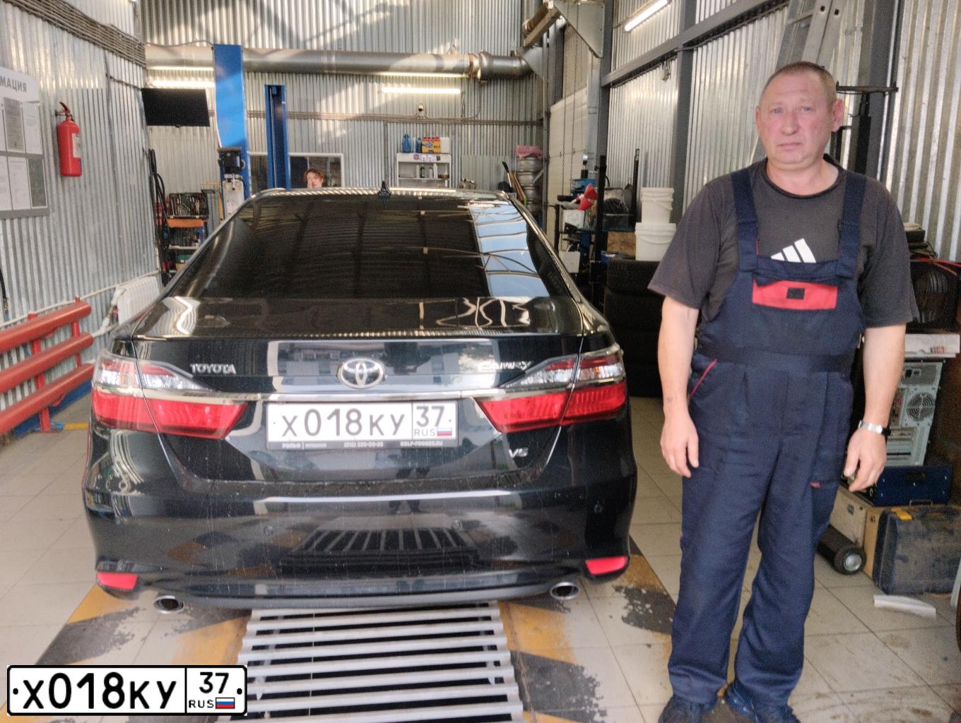 Фото автомобиля TOYOTA CAMRY, 2014 — госномер Х018КУ37. Цвет: ЧЕРНЫЙ МЕТАЛЛИК
