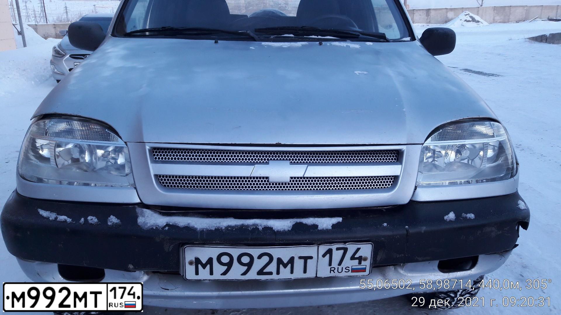 Фото автомобиля CHEVROLET NIVA, 2004 — госномер Р193ВЕ174. Цвет: СВЕТЛО-СЕРЕБРИСТЫЙ