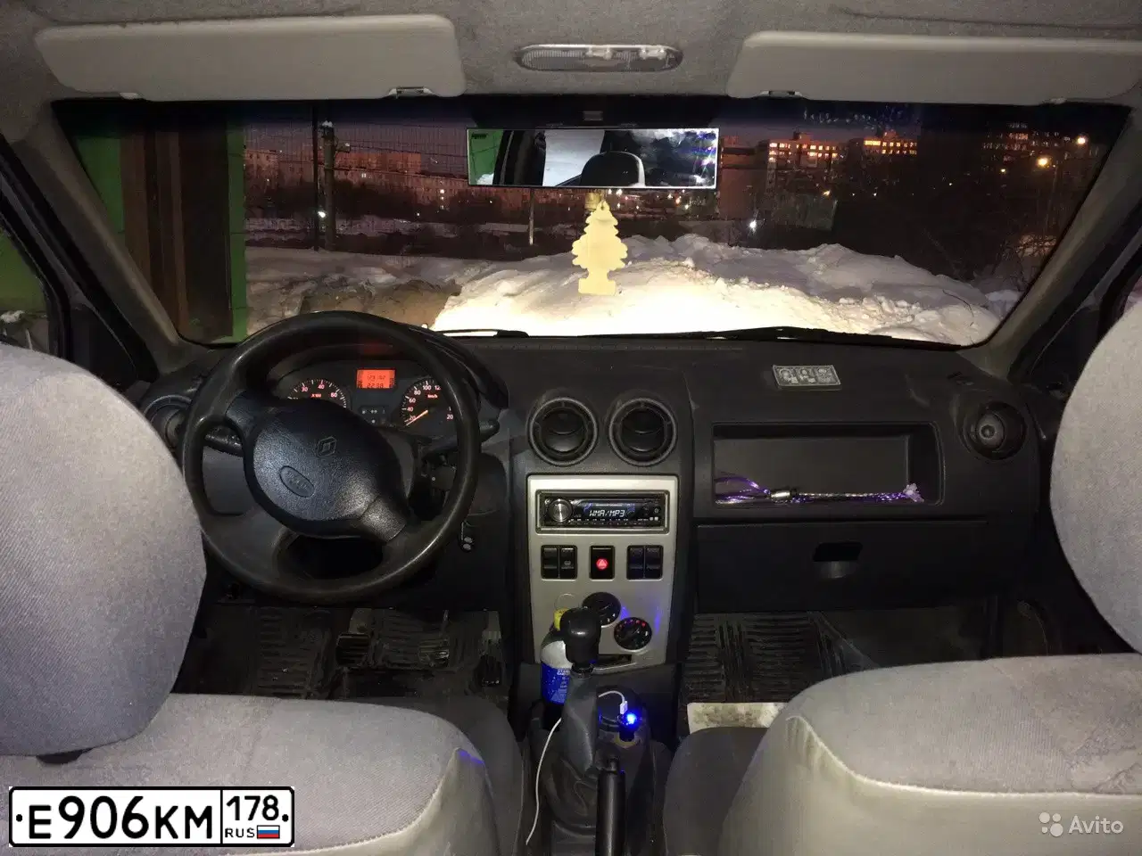 Фото автомобиля RENAULT LOGAN, 2006 — госномер Е906КМ178. Цвет: СЕРЫЙ