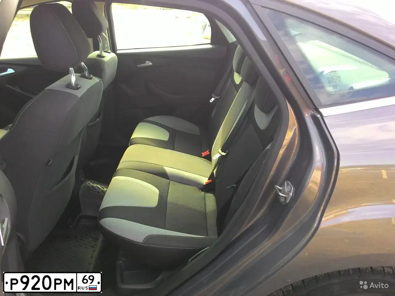 Фото автомобиля FORD FOCUS, 2012 — госномер Р920РМ69. Цвет: СЕРО-КОРИЧНЕВЫЙ