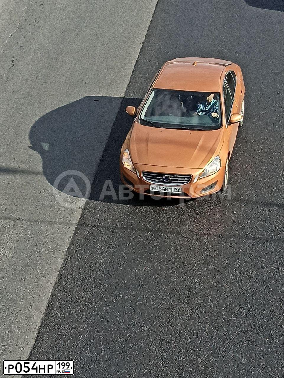 Фото автомобиля VOLVO S60, 2013 — госномер Р054НР199. Цвет: ОРАНЖЕВЫЙ
