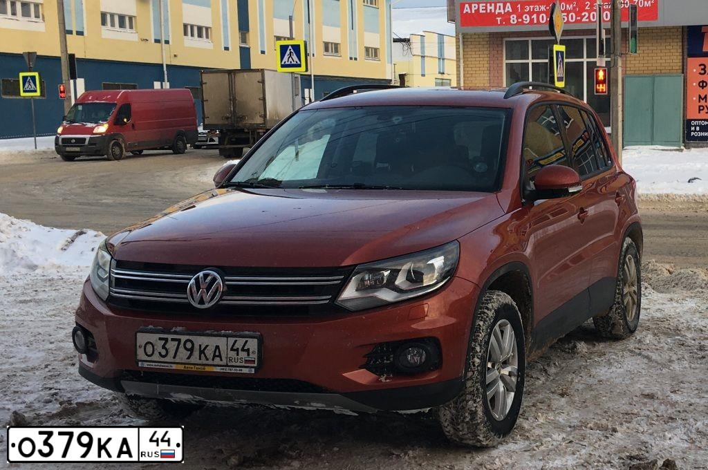 Фото автомобиля VOLKSWAGEN TIGUAN, 2016 — госномер О330ХР12. Цвет: Оранжево-красный