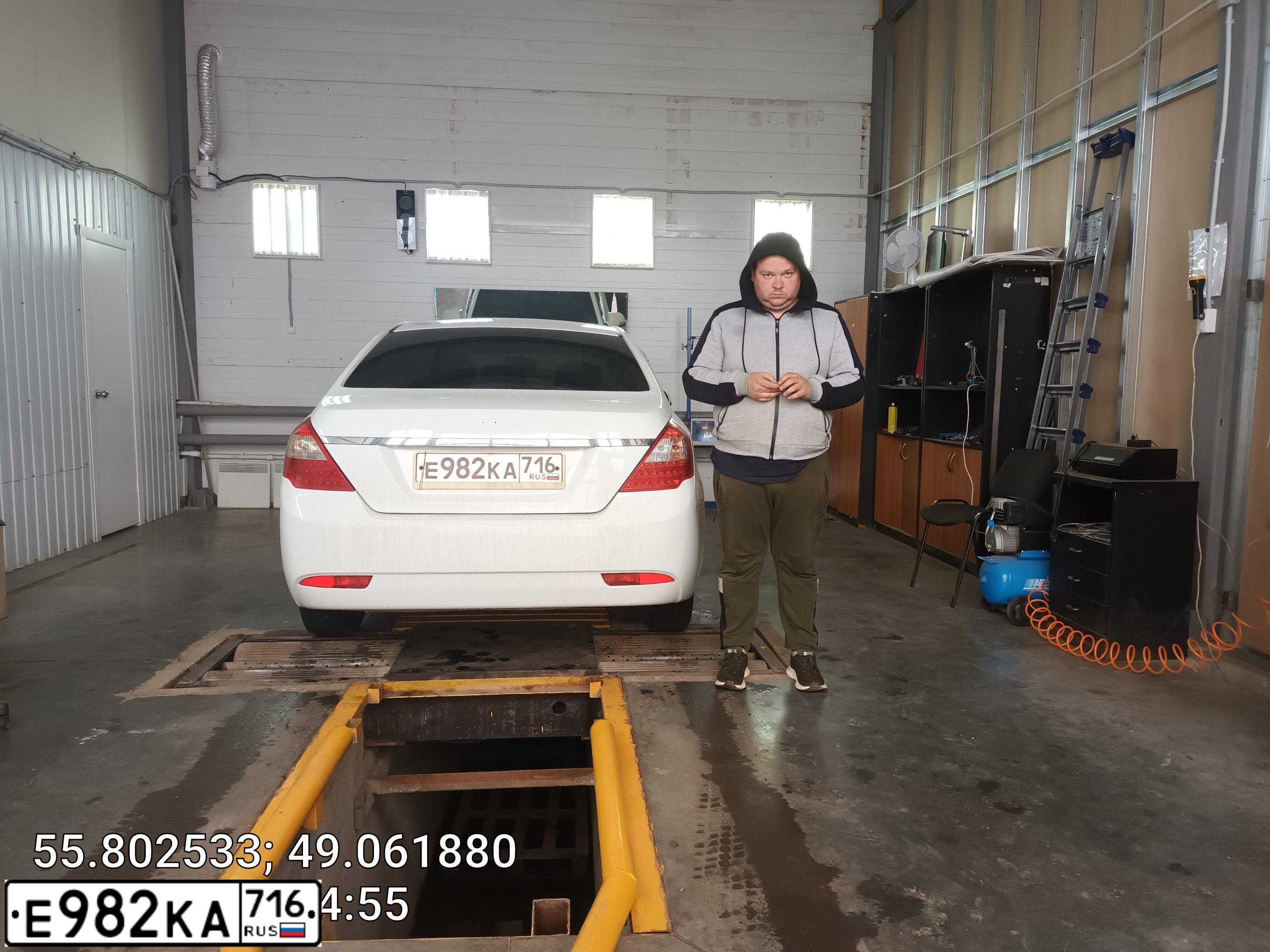 Фото автомобиля GEELY EMGRAND, 2013 — госномер Е982КА716. Цвет: Белый