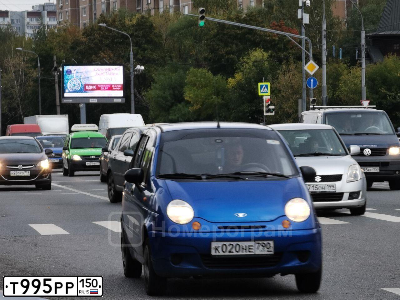 Фото автомобиля SKODA ROOMSTER, 2007 — госномер Т995РР150. Цвет: СИНИЙ