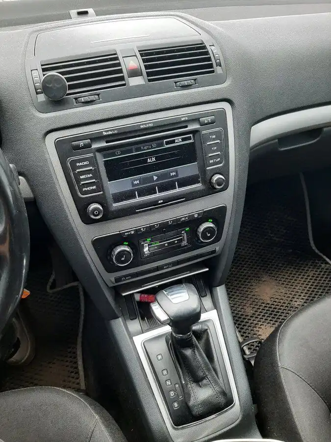 Фото автомобиля SKODA OCTAVIA, 2012 — госномер В697ТН33. Цвет: ЧЕРНЫЙ