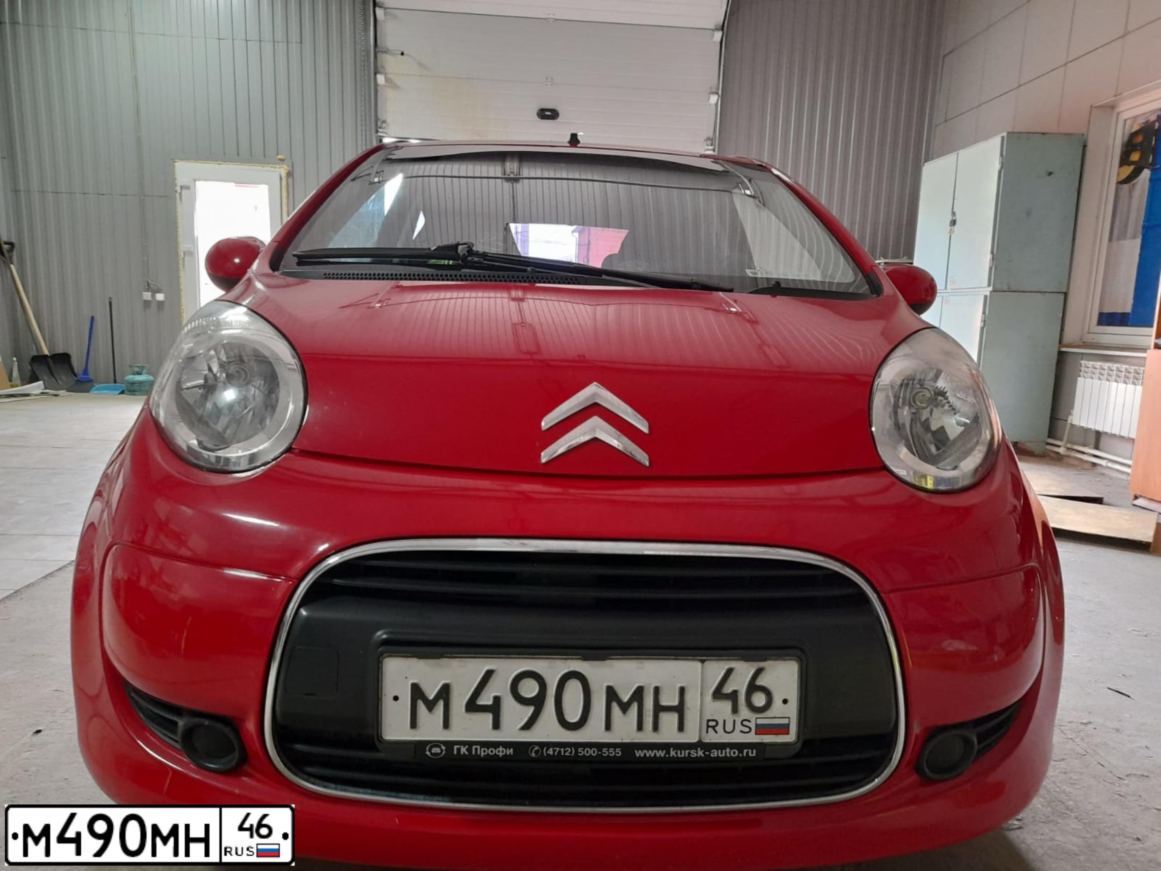 Фото автомобиля CITROEN C1, 2011 — госномер М490МН46. Цвет: КРАСНЫЙ