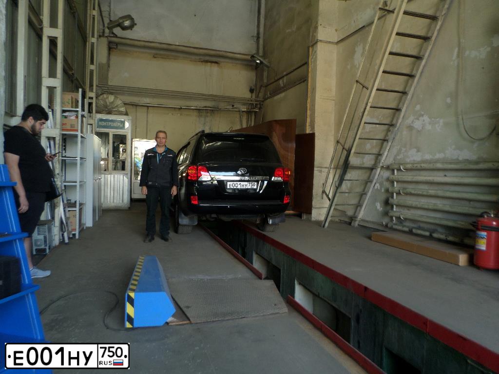Фото автомобиля TOYOTA LANDCRUISER 200, 2012 — госномер С077УМ197. Цвет: ЧЕРНЫЙ