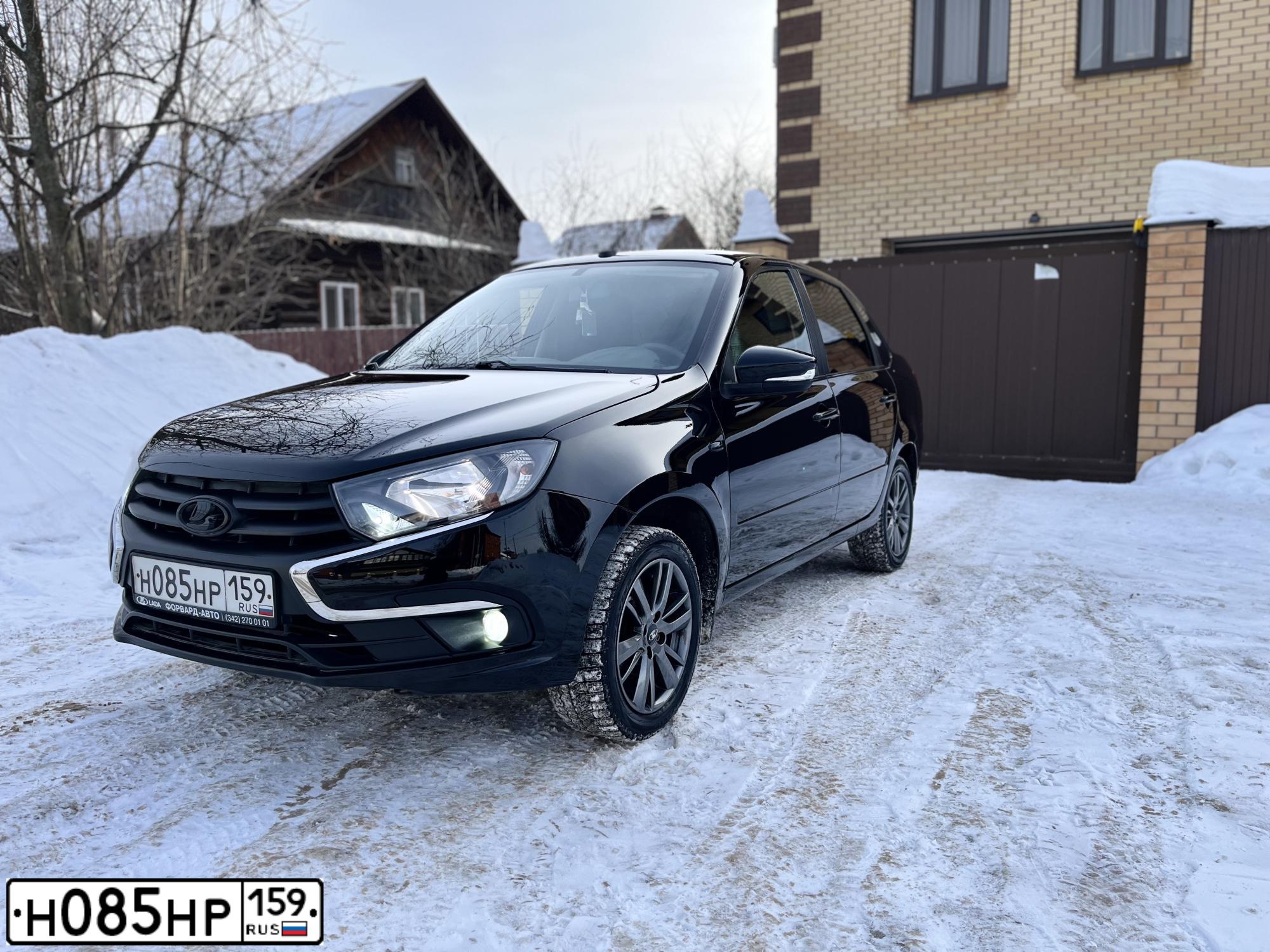 Фото автомобиля LADA 2190 GRANTA, 2019 — госномер Н085НР159. Цвет: ЧЕРНЫЙ