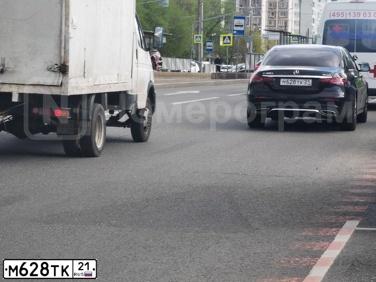Фото автомобиля МЕРСЕДЕС-БЕНЦ Е 300 D 4MATIC, 2021 — госномер Т133ТТ21. Цвет: ЧЕРНЫЙ