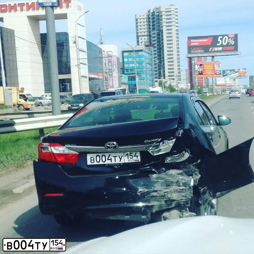Фото автомобиля TOYOTA CAMRY, 2013 — госномер В004ТУ154. Цвет: ЧЕРНЫЙ МЕТАЛЛИК
