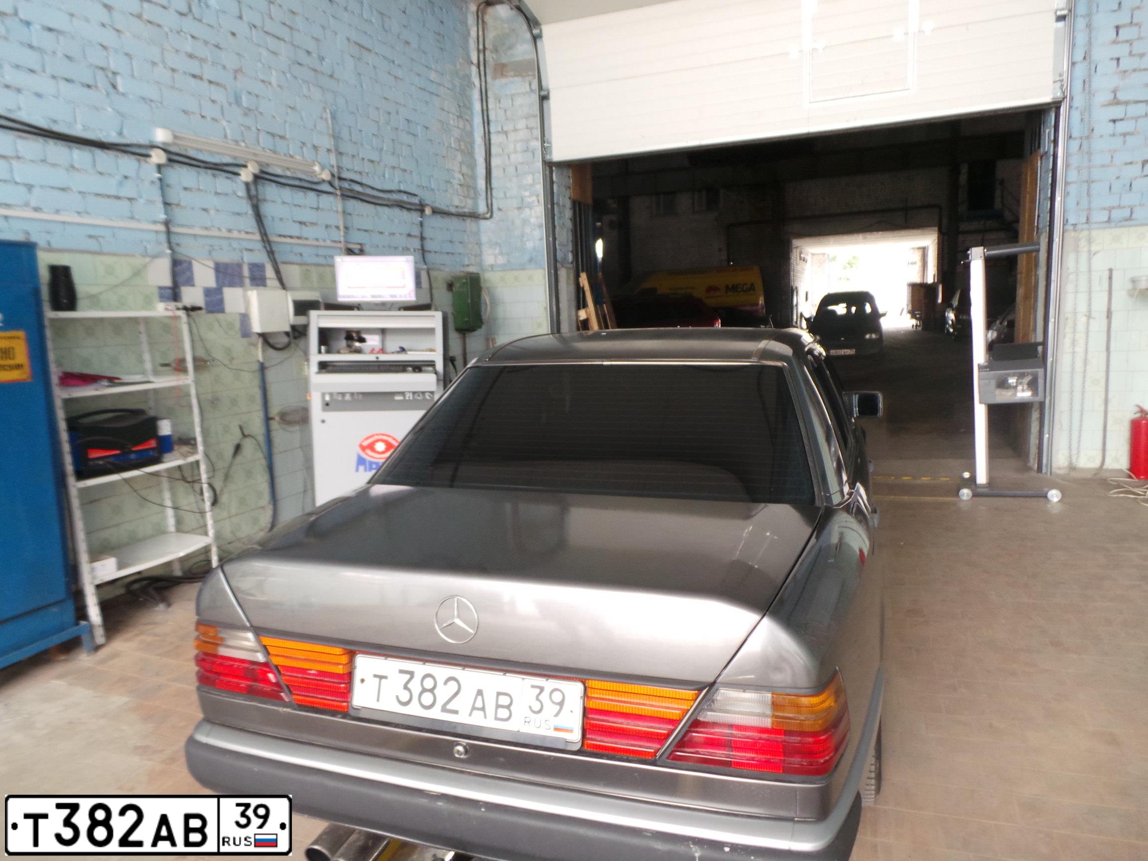 Фото автомобиля MERCEDES E-KLASSE, 1988 — госномер Т382АВ39. Цвет: СЕРЫЙ
