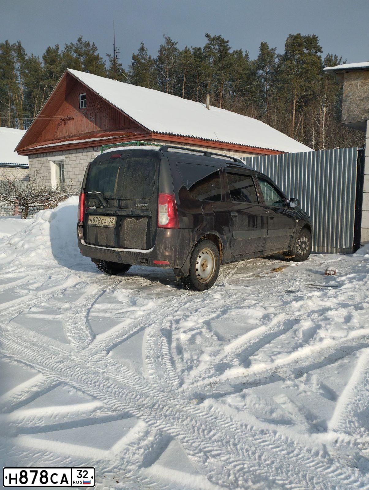 Фото автомобиля RENAULT DUSTER, 2015 — госномер Н130ВН32. Цвет: Зеленый