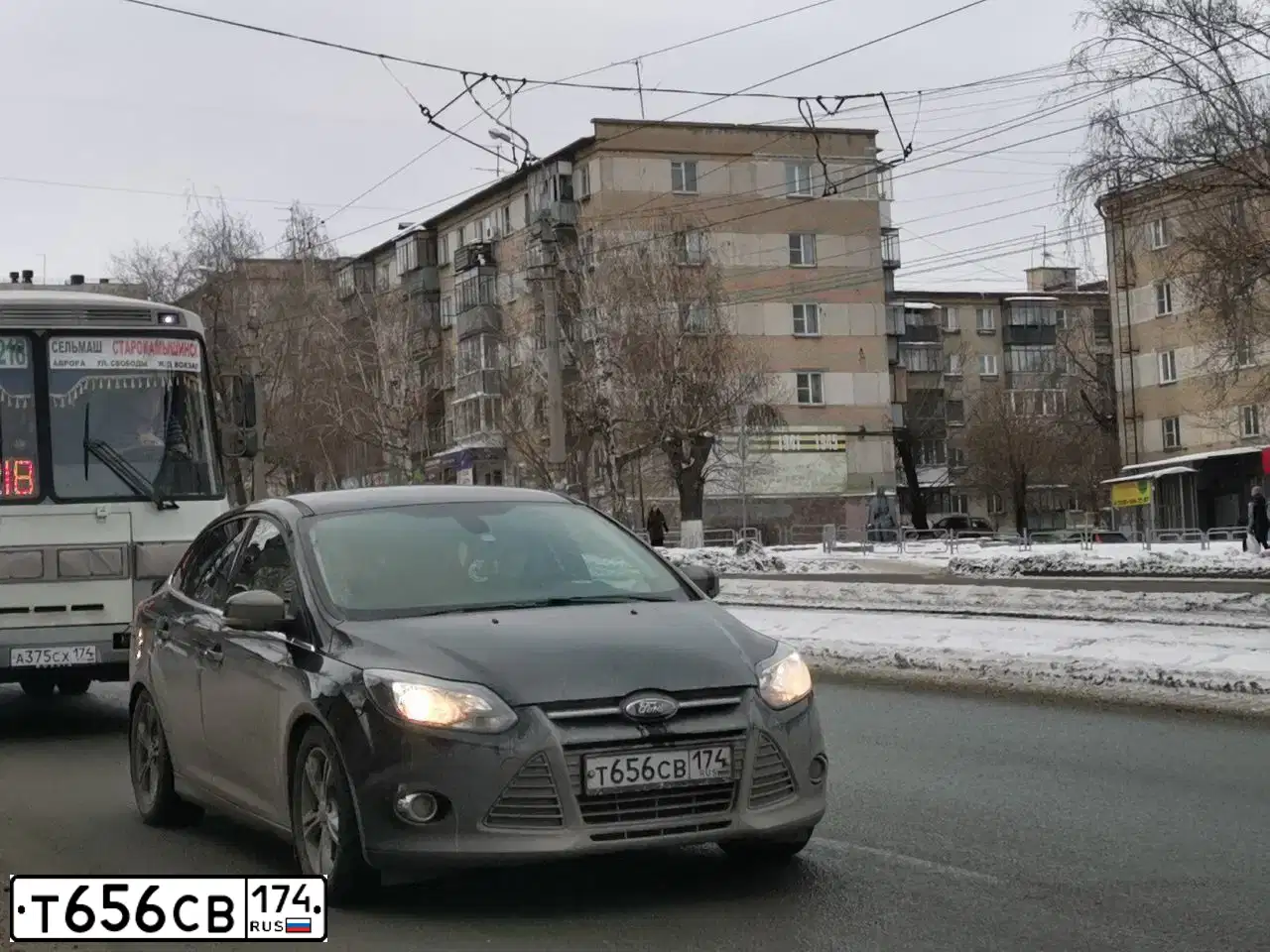 Фото автомобиля FORD FOCUS, 2012 — госномер Е257ХК702. Цвет: ЧЕРНЫЙ