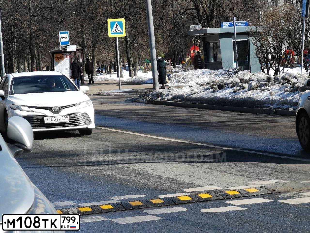 Фото автомобиля TOYOTA CAMRY, 2020 — госномер М108ТК799. Цвет: Белый