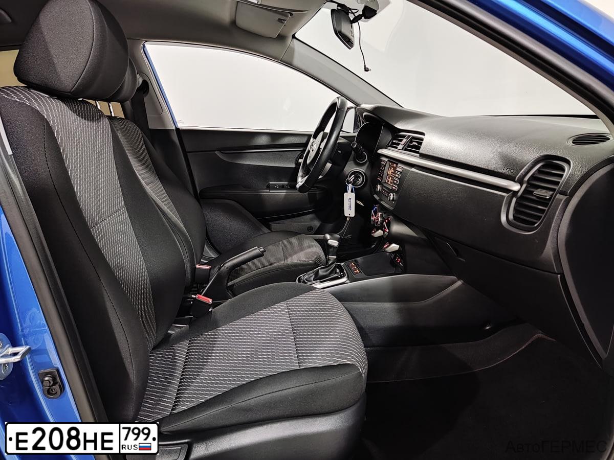 Фото автомобиля KIA RIO, 2018 — госномер Р589ОХ790. Цвет: синий