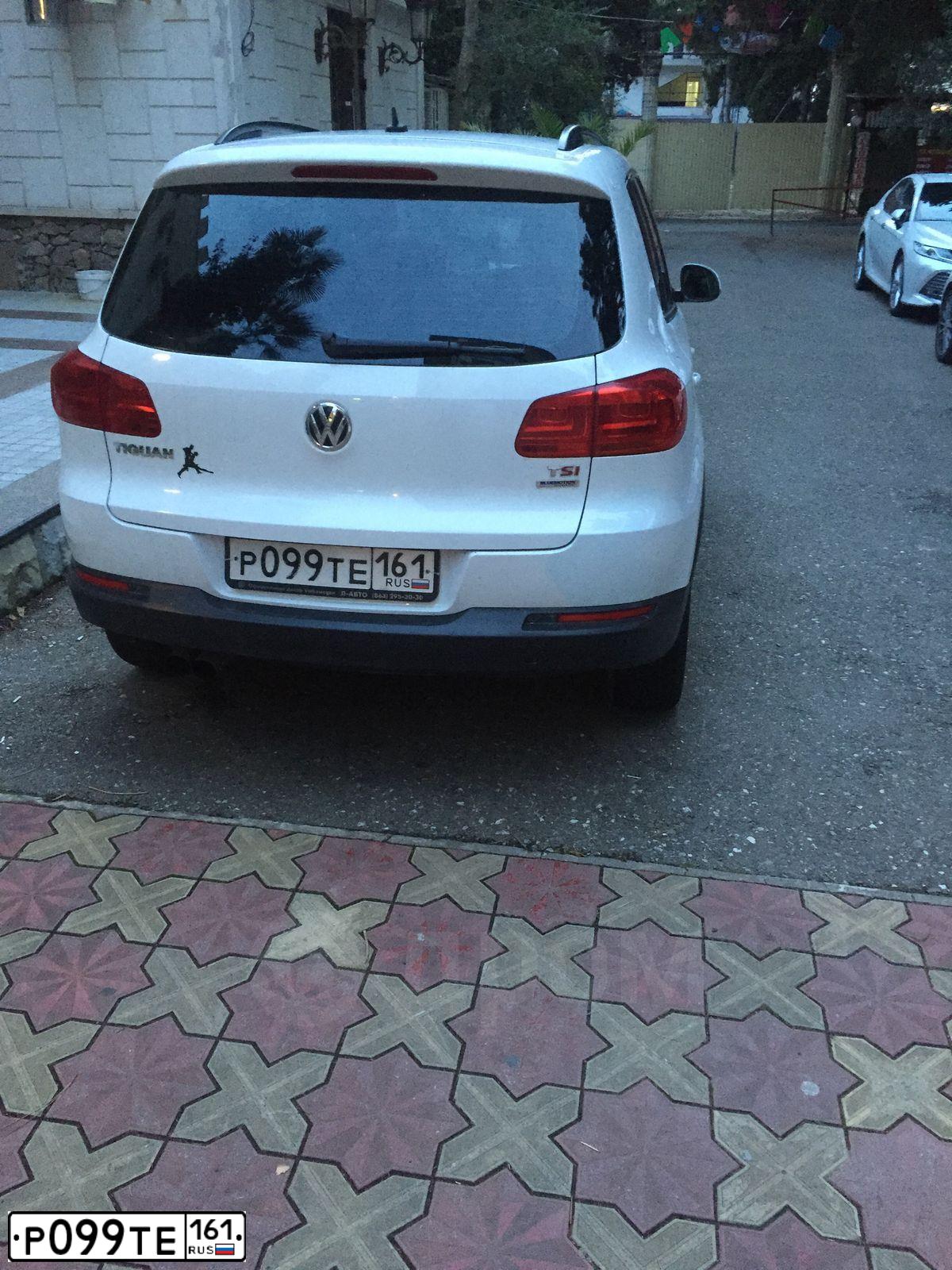 Фото автомобиля VOLKSWAGEN TIGUAN, 2013 — госномер Р081СМ05. Цвет: Белый