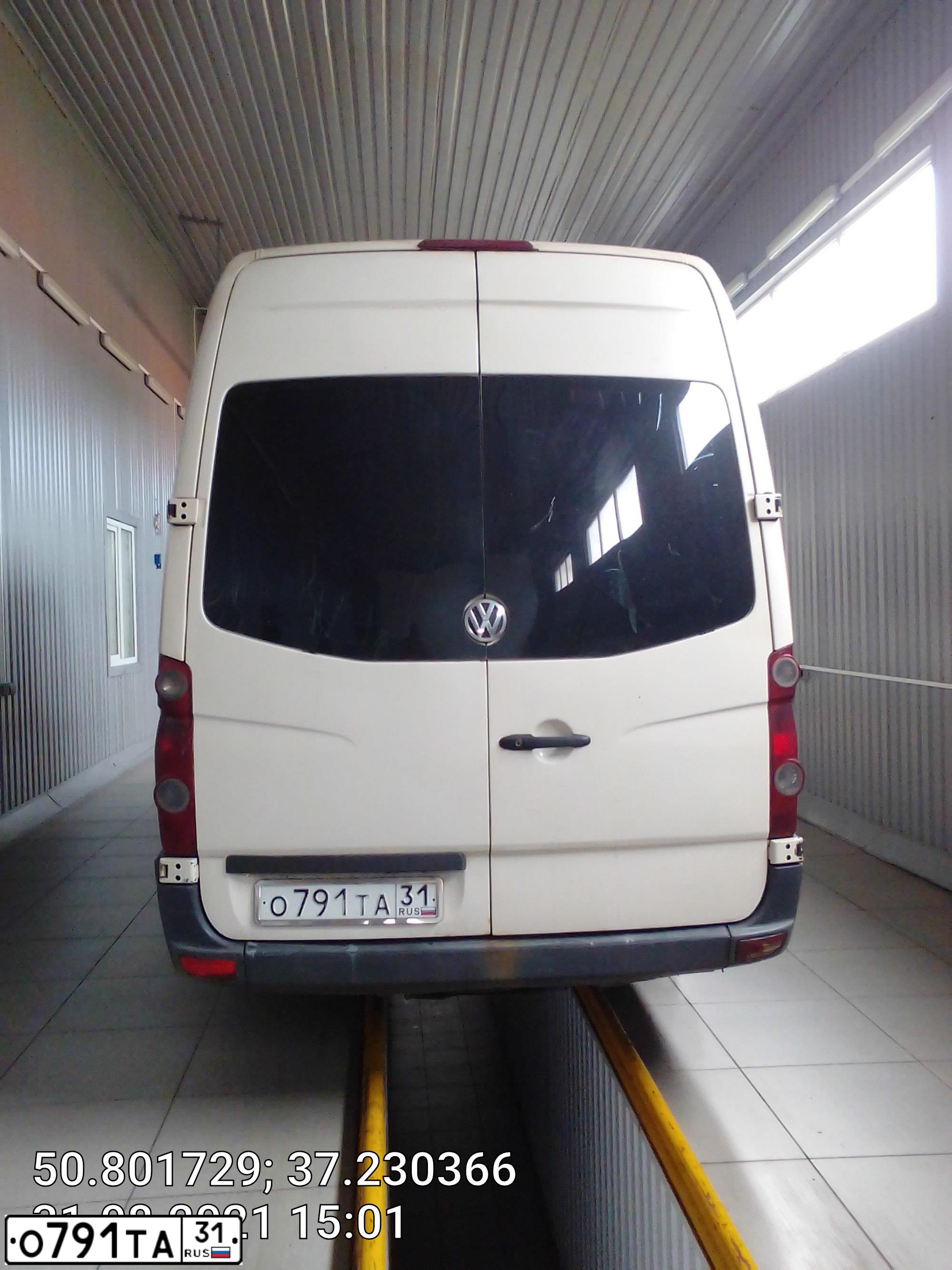 Фото автомобиля VOLKSWAGEN CRAFTER, 2011 — госномер Н990ОЕ75. Цвет: СЕРО БЕЛЫЙ