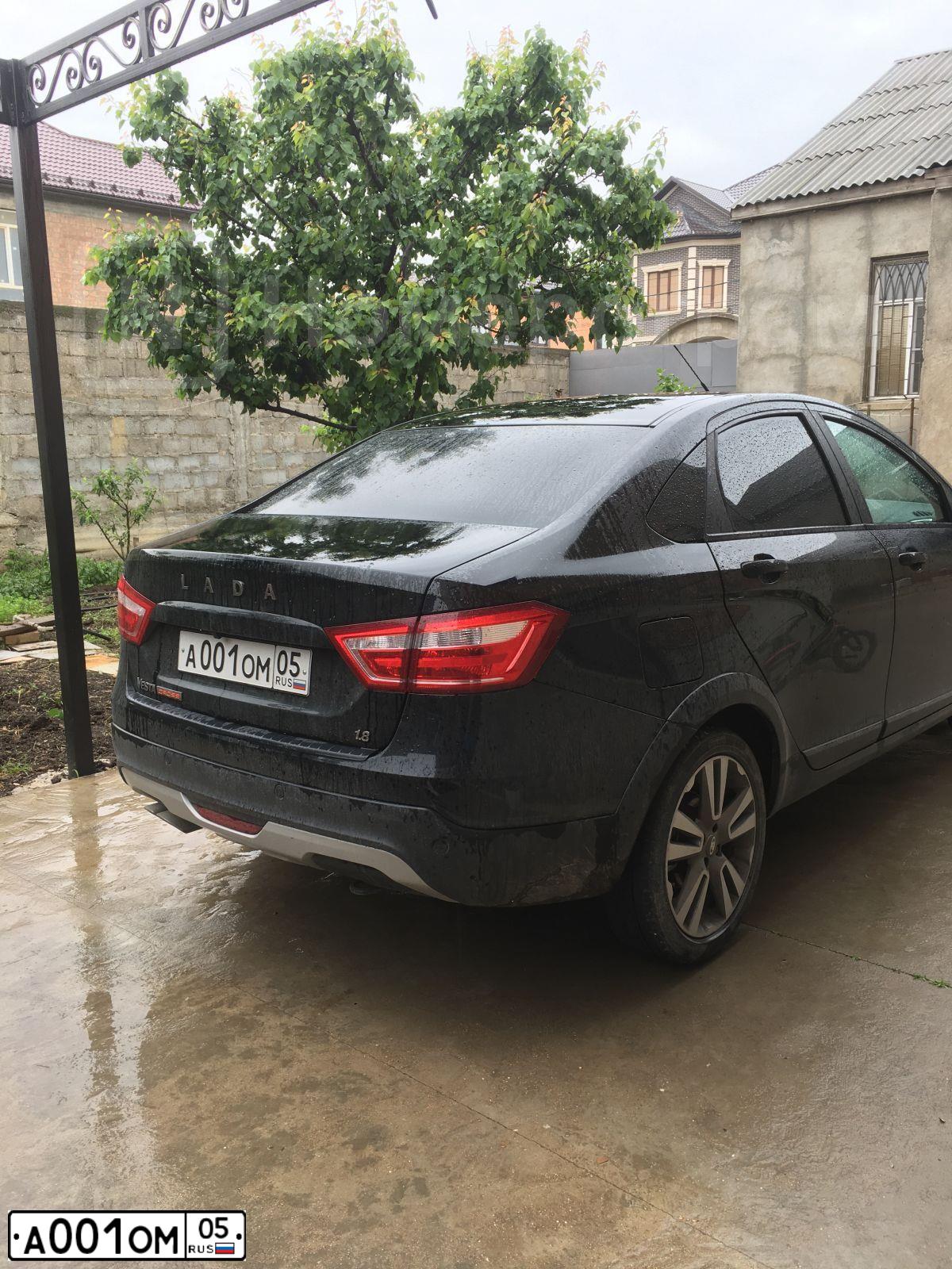 Фото автомобиля LADA VESTA, 2016 — госномер А001ОМ05. Цвет: Белый