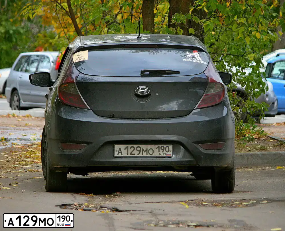 Фото автомобиля HYUNDAI SOLARIS, 2012 — госномер Е218СУ790. Цвет: ЧЕРНЫЙ