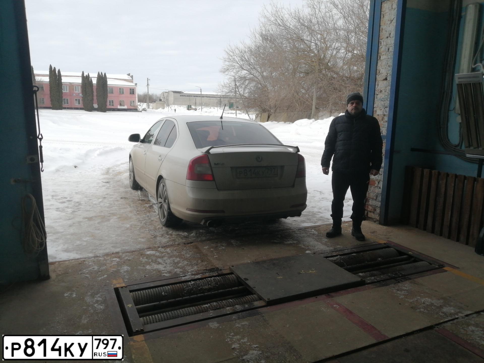 Фото автомобиля SKODA OCTAVIA, 2012 — госномер У334НО48. Цвет: Белый