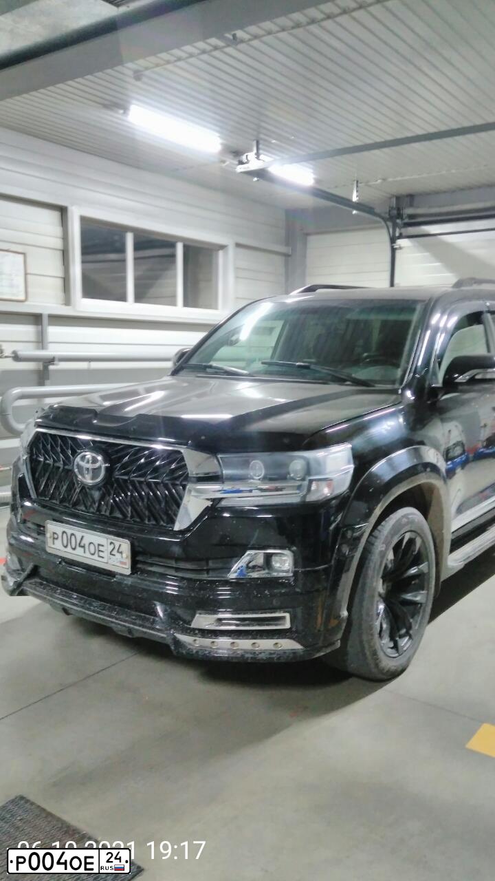 Фото автомобиля TOYOTA LANDCRUISER, 2003 — госномер Р004ОЕ24. Цвет: БЕЛЫЙ