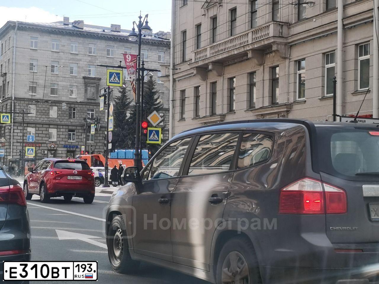 Фото автомобиля RENAULT MAGNUM, 2000 — госномер К001АЕ150. Цвет: Белый