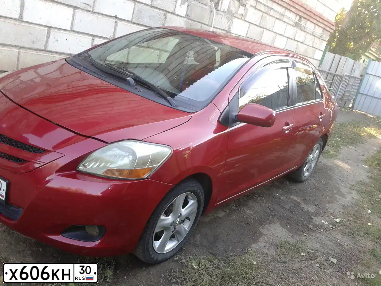 Фото автомобиля TOYOTA YARIS, 2008 — госномер Х606КН30. Цвет: Красный