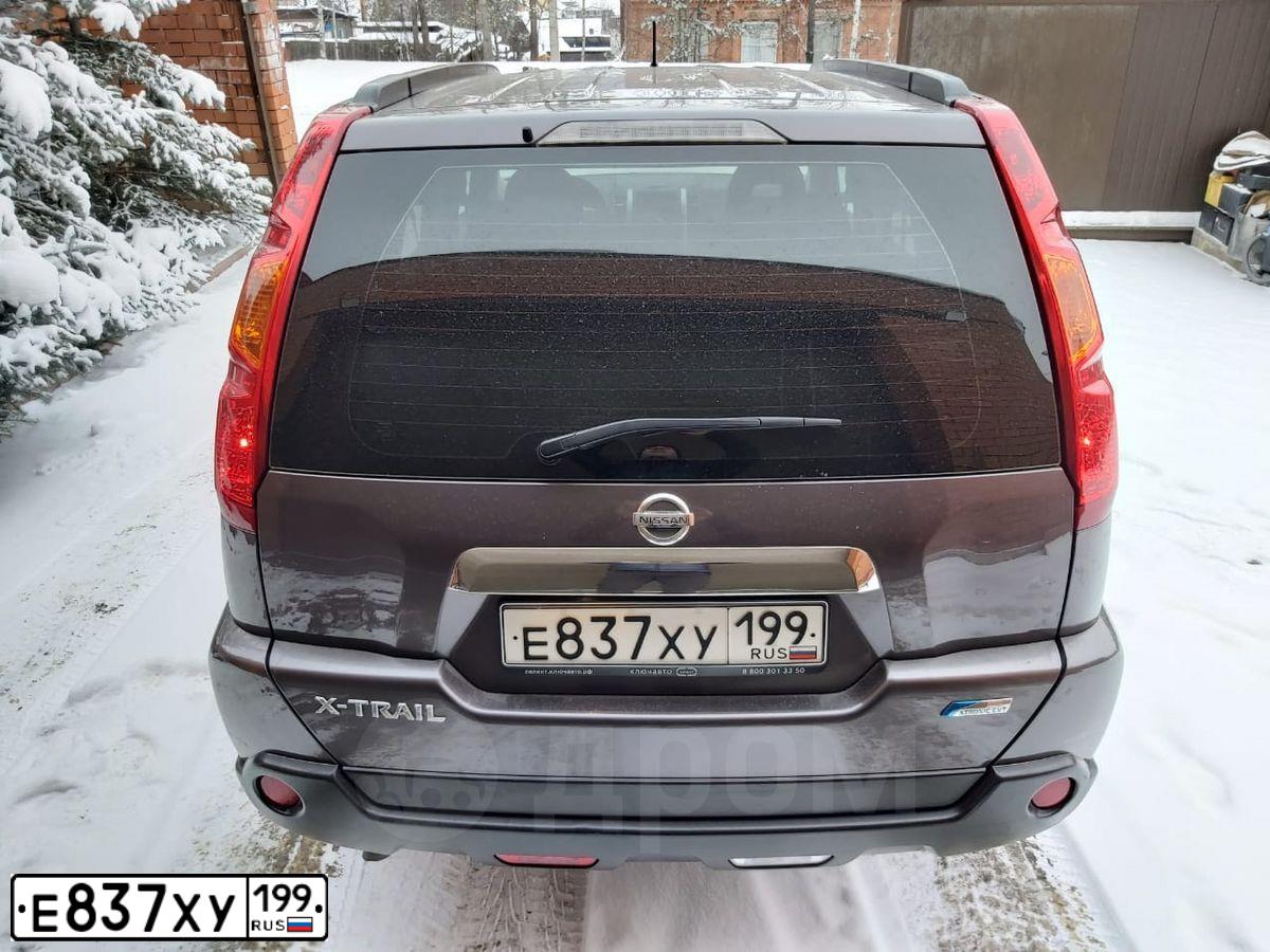 Фото автомобиля NISSAN X-TRAIL, 2010 — госномер Е837ХУ199. Цвет: СЕРО-СИРЕНЕВЫЙ
