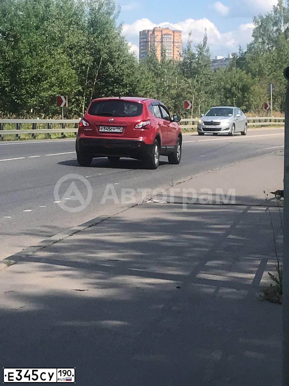 Фото автомобиля NISSAN QASHQAI, 2011 — госномер Е345СУ190. Цвет: КРАСНЫЙ