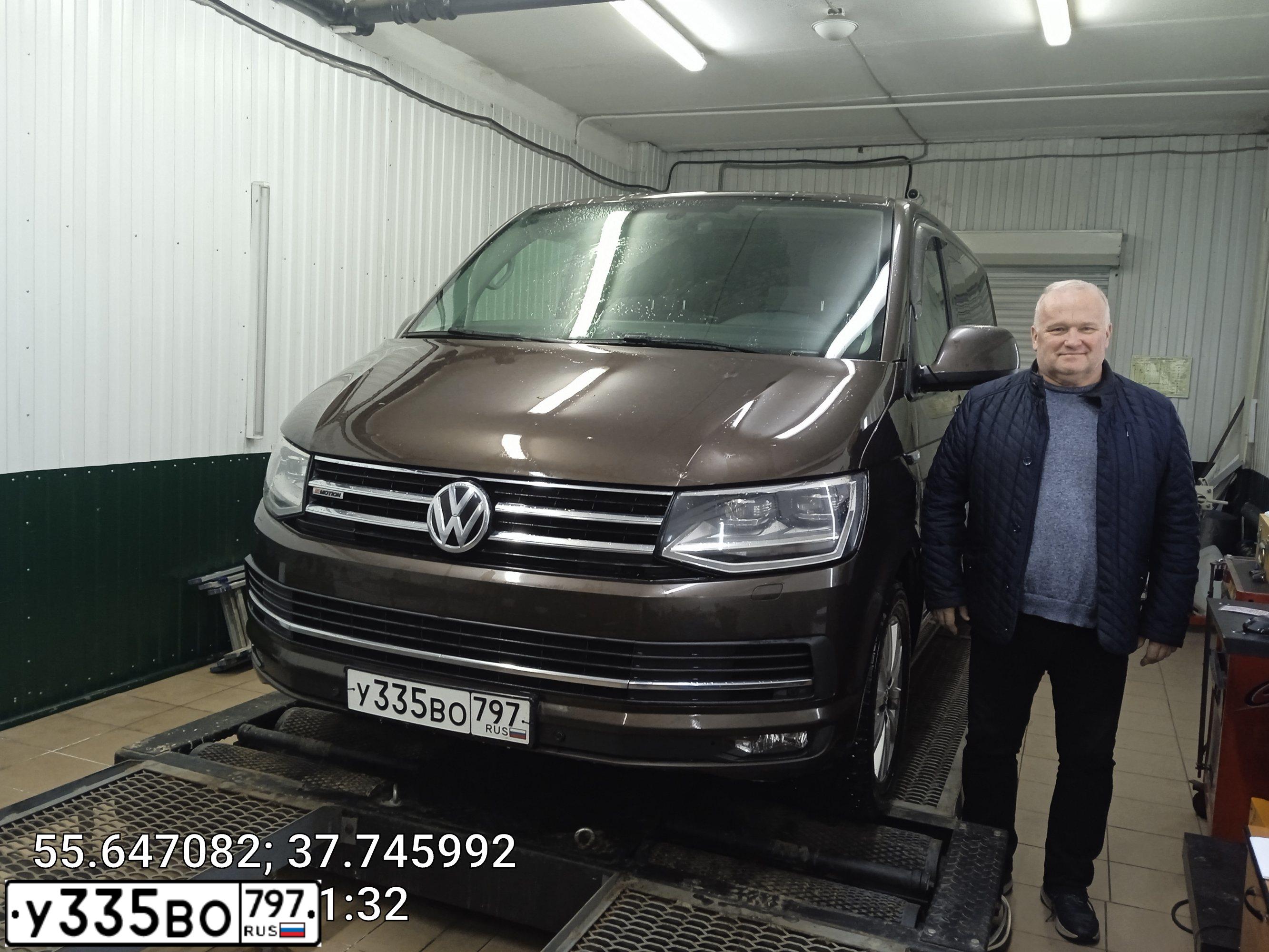 Фото автомобиля VOLKSWAGEN MULTIVAN, 2015 — госномер О009ОУ790. Цвет: Коричневый