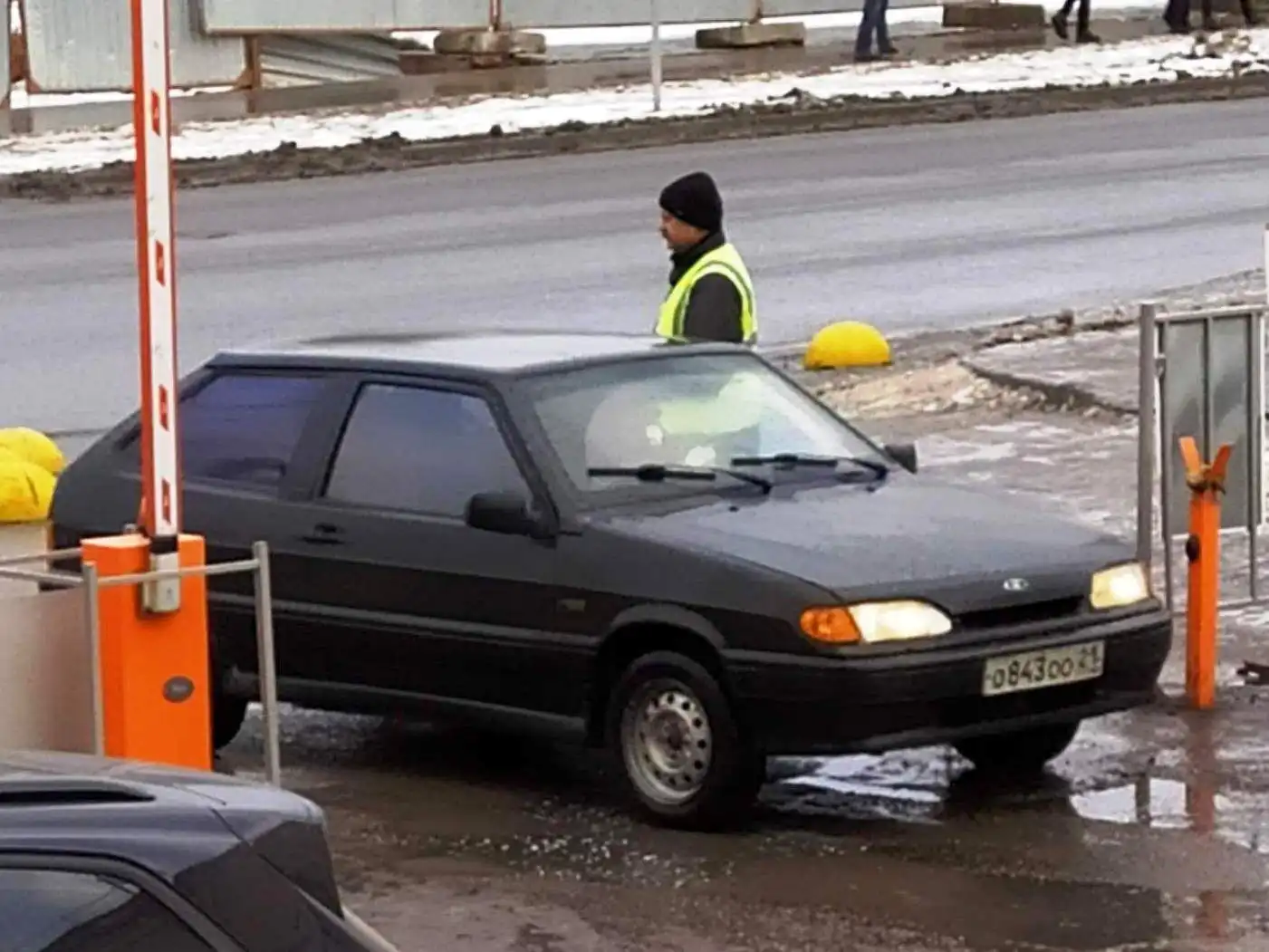 Фото автомобиля LADA 2113 SAMARA, 2006 — госномер О843ОО21. Цвет: ТЕМНО-ЗЕЛЕНЫЙ
