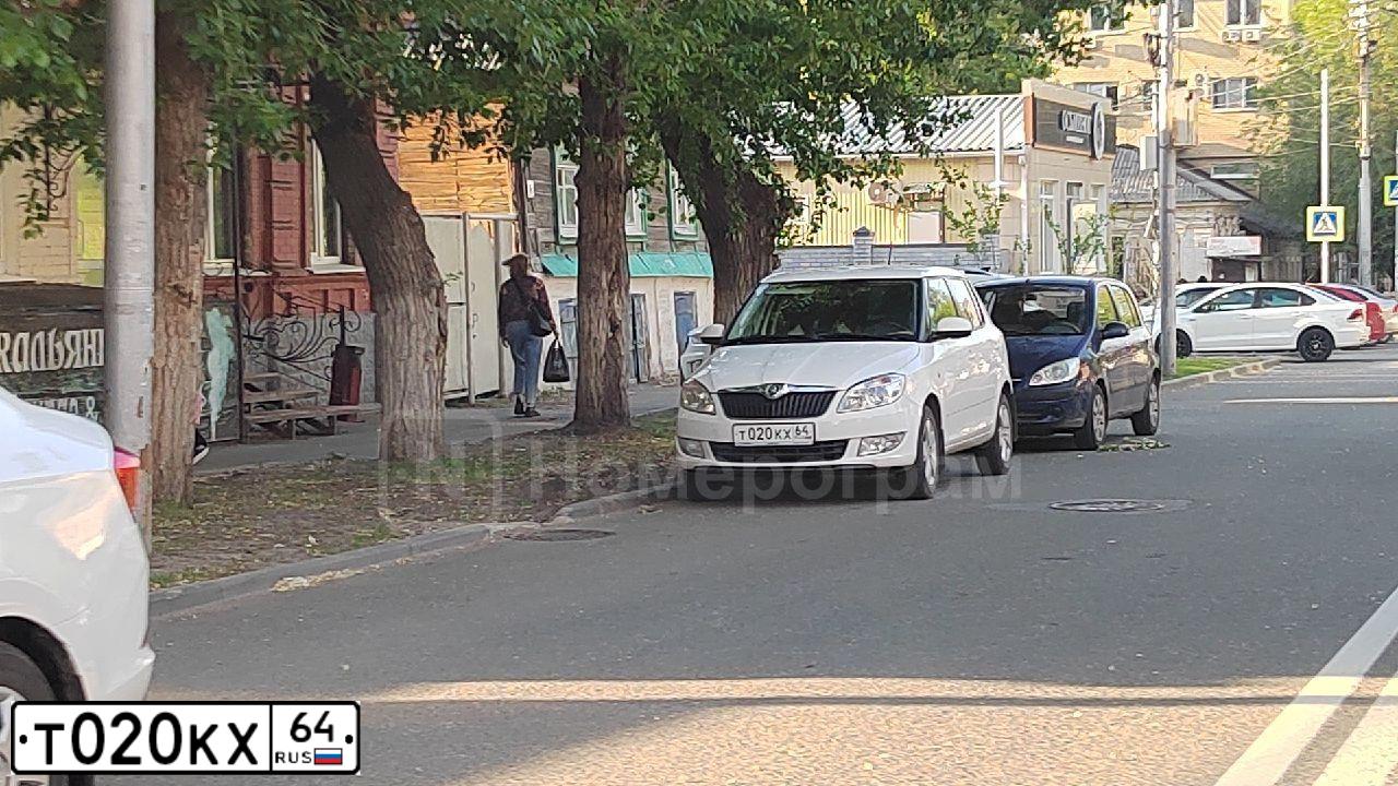 Фото автомобиля SKODA FABIA, 2013 — госномер Т020КХ64. Цвет: Белый