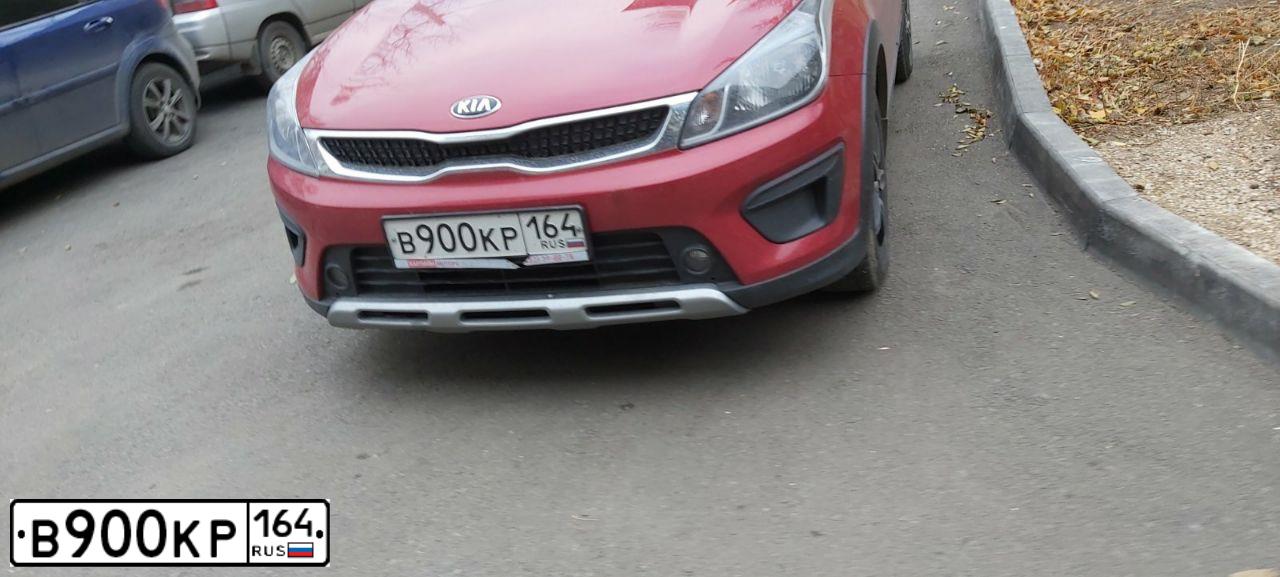 Фото автомобиля KIA RIO, 2019 — госномер В900КР164. Цвет: КРАСНЫЙ