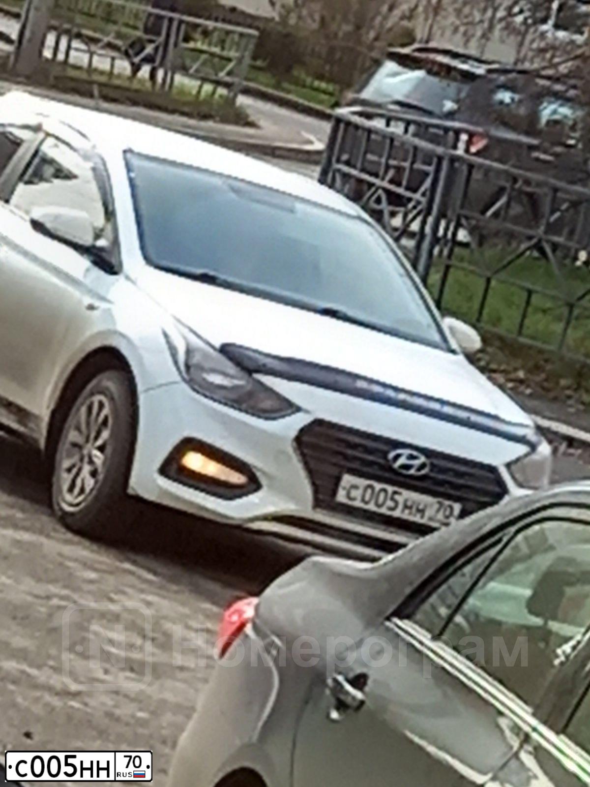 Фото автомобиля HYUNDAI SOLARIS, 2019 — госномер С005НН70. Цвет: Белый