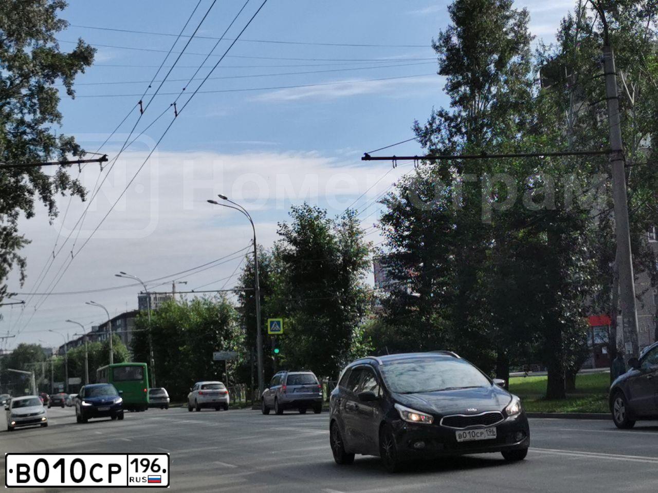 Фото автомобиля KIA CEE'D, 2014 — госномер В010СР196. Цвет: ЧЕРНЫЙ ПЕРЛАМУТР