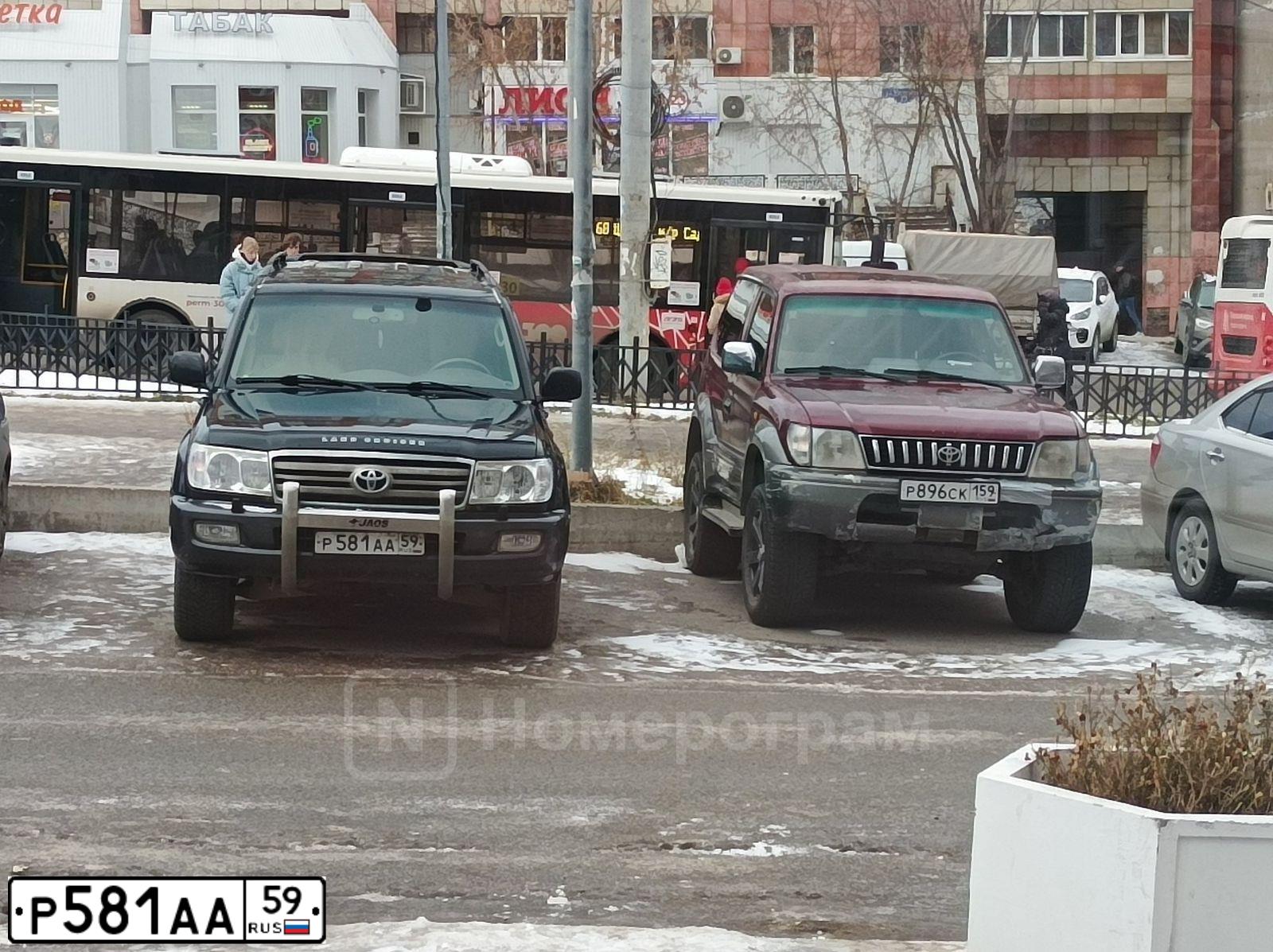 Фото автомобиля TOYOTA LANDCRUISER, 2006 — госномер Р581АА59. Цвет: ЧЕРНЫЙ