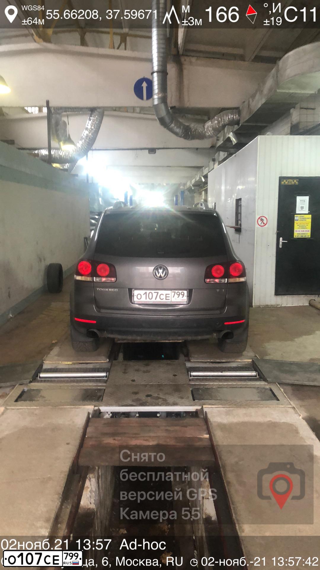 Фото автомобиля VOLKSWAGEN TOUAREG, 2008 — госномер О107СЕ799. Цвет: СЕРЫЙ