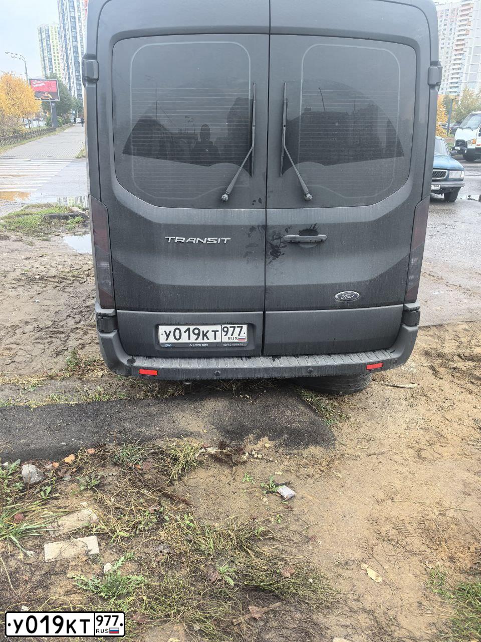 Фото автомобиля FORD TRANSIT, 2018 — госномер У019КТ977. Цвет: ЧЕРНЫЙ