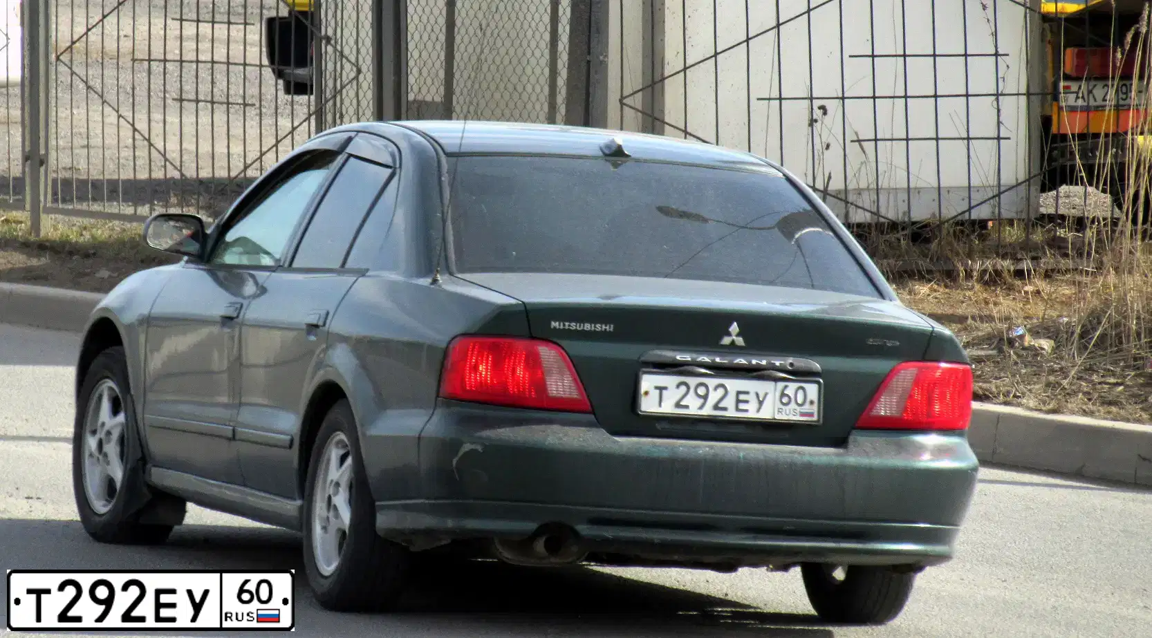Фото автомобиля MITSUBISHI GALANT, 2002 — госномер С787РУ60. Цвет: ЗЕЛЕНЫЙ