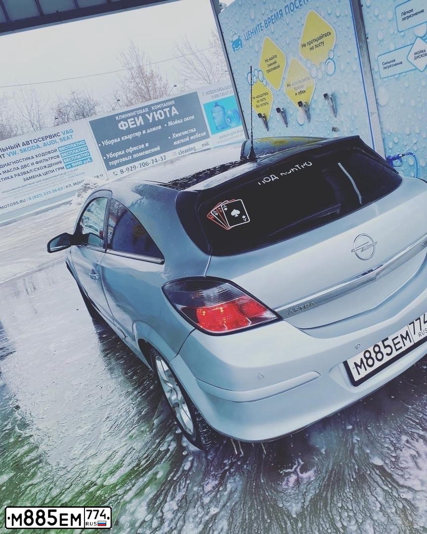 Фото автомобиля OPEL ASTRA, 2006 — госномер М885ЕМ774. Цвет: Серебристый