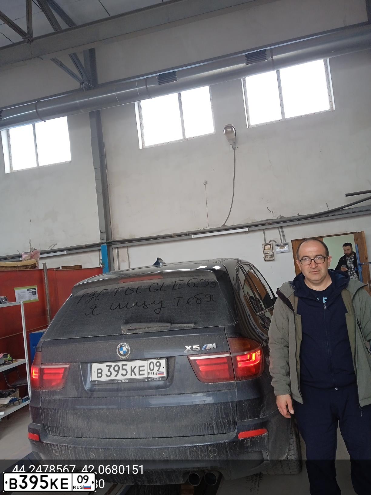 Фото автомобиля BMW X5M, 2011 — госномер В395КЕ09. Цвет: Темно-синий
