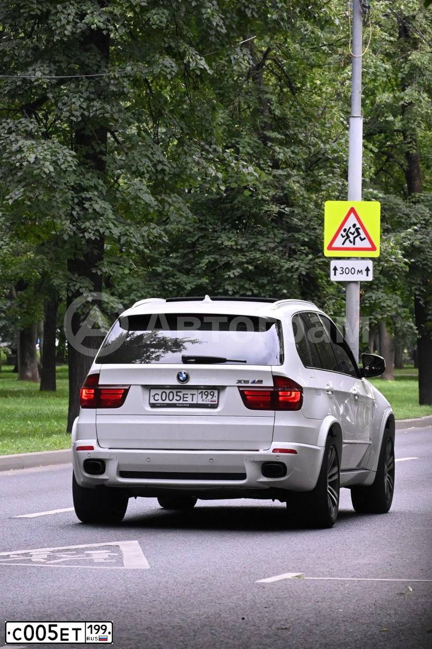 Фото автомобиля BMW X5, 2005 — госномер М441АУ777. Цвет: ЧЕРНЫЙ