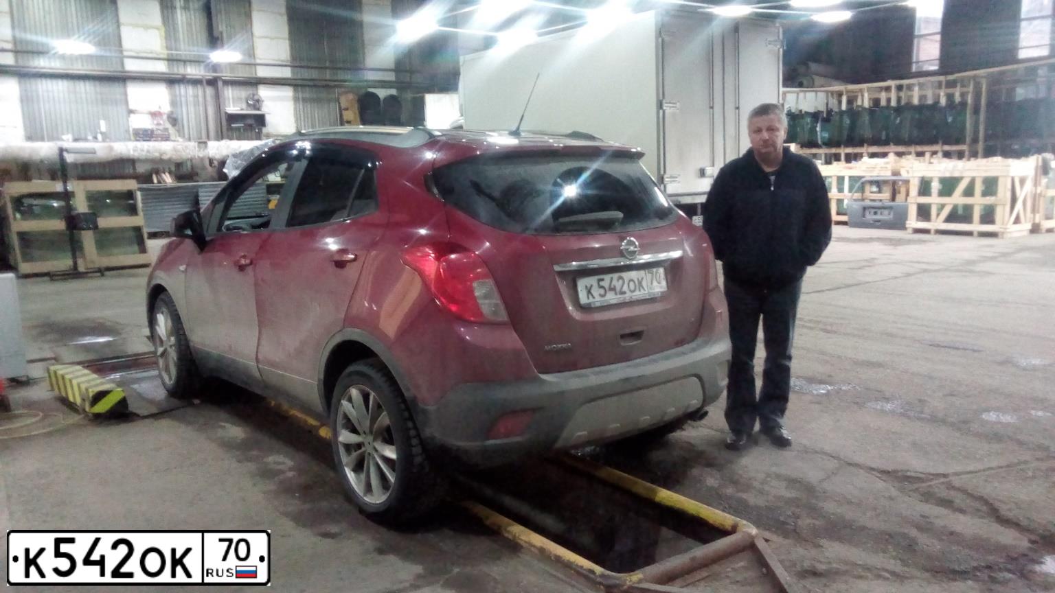 Фото автомобиля OPEL MOKKA, 2014 — госномер К542ОК70. Цвет: Красный