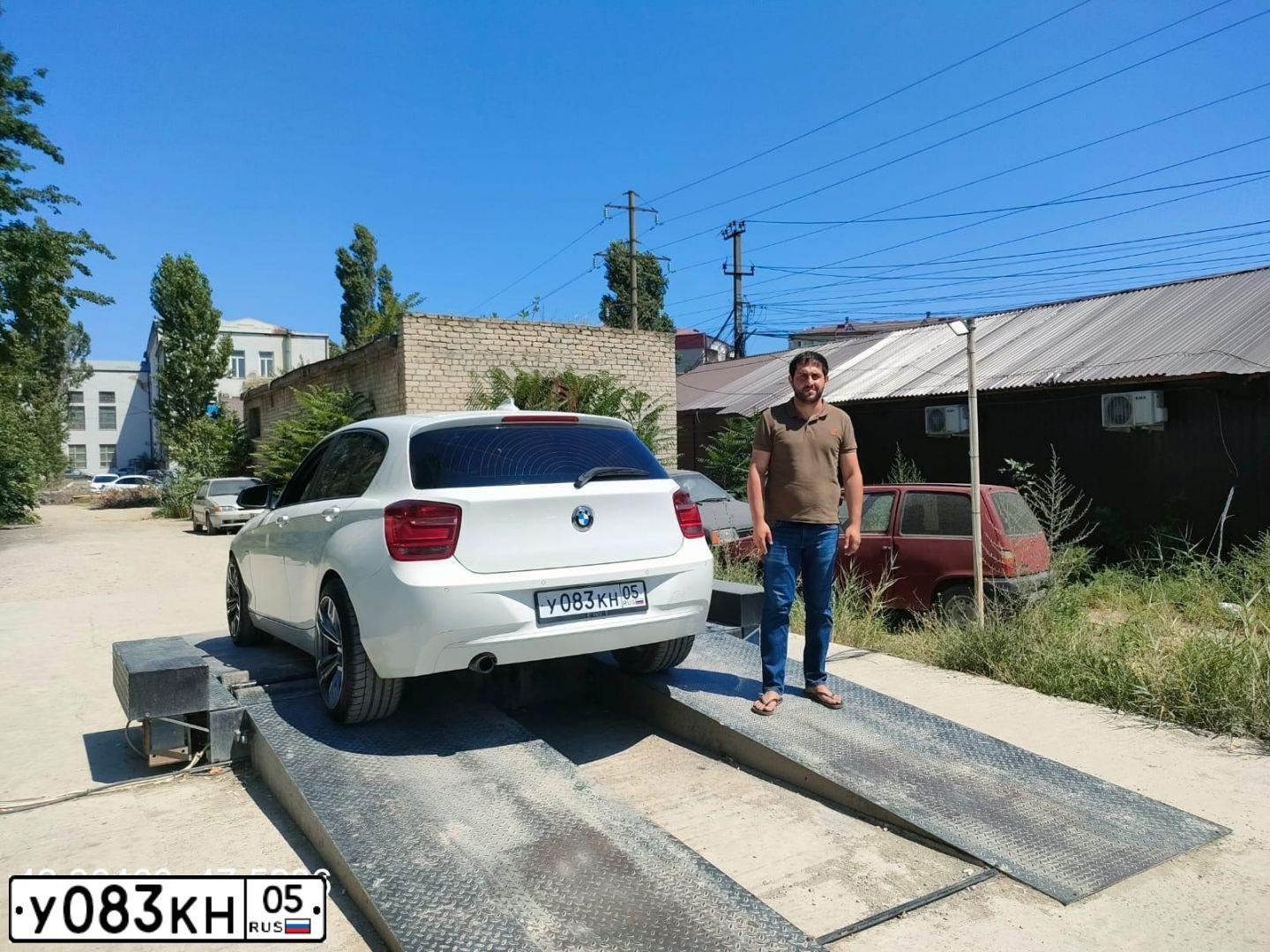 Фото автомобиля BMW SERIE 1, 2012 — госномер У083КН05. Цвет: Белый