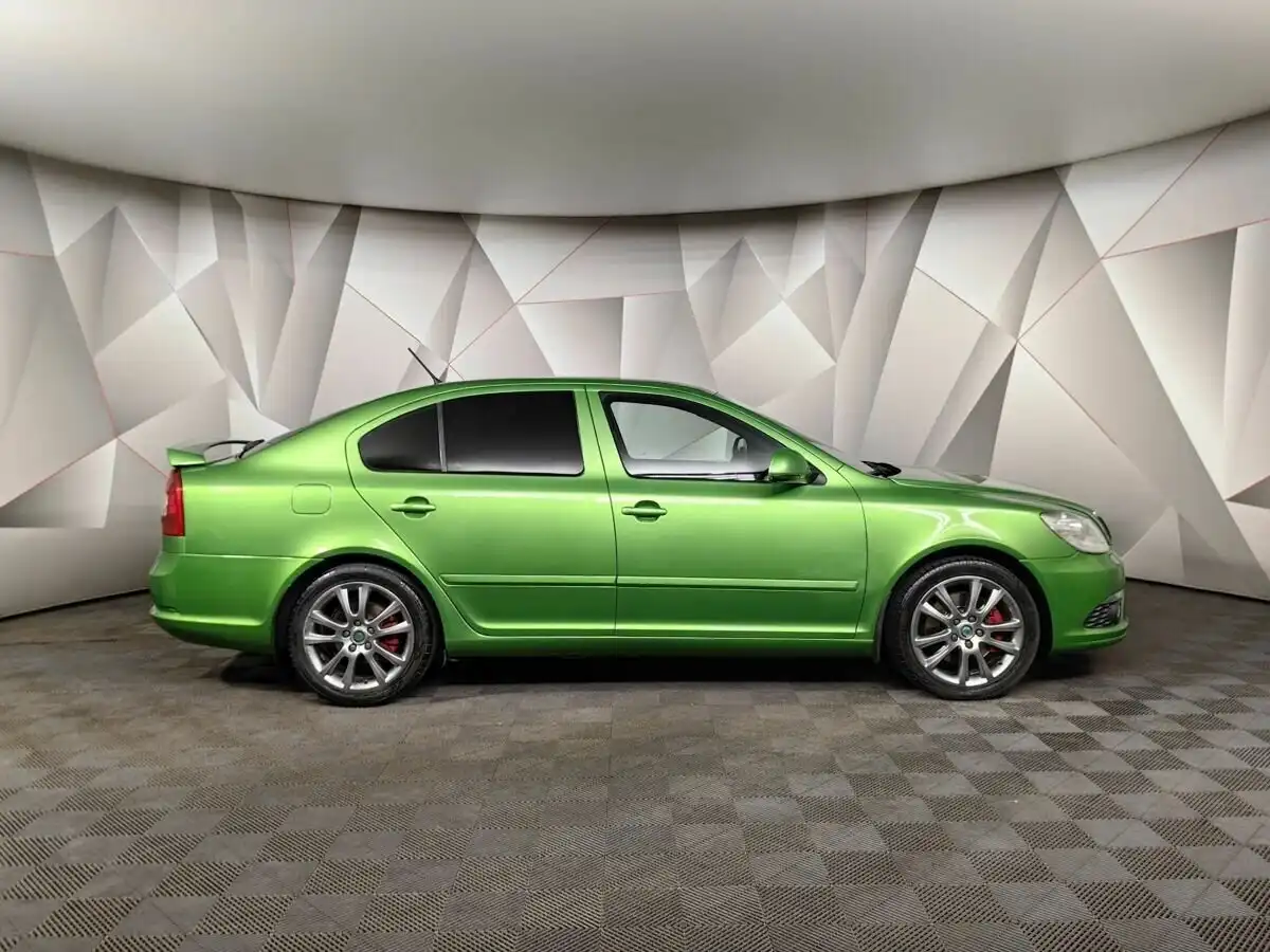 Фото автомобиля SKODA OCTAVIA, 2012 — госномер Е288РХ797. Цвет: ЗЕЛЕНЫЙ