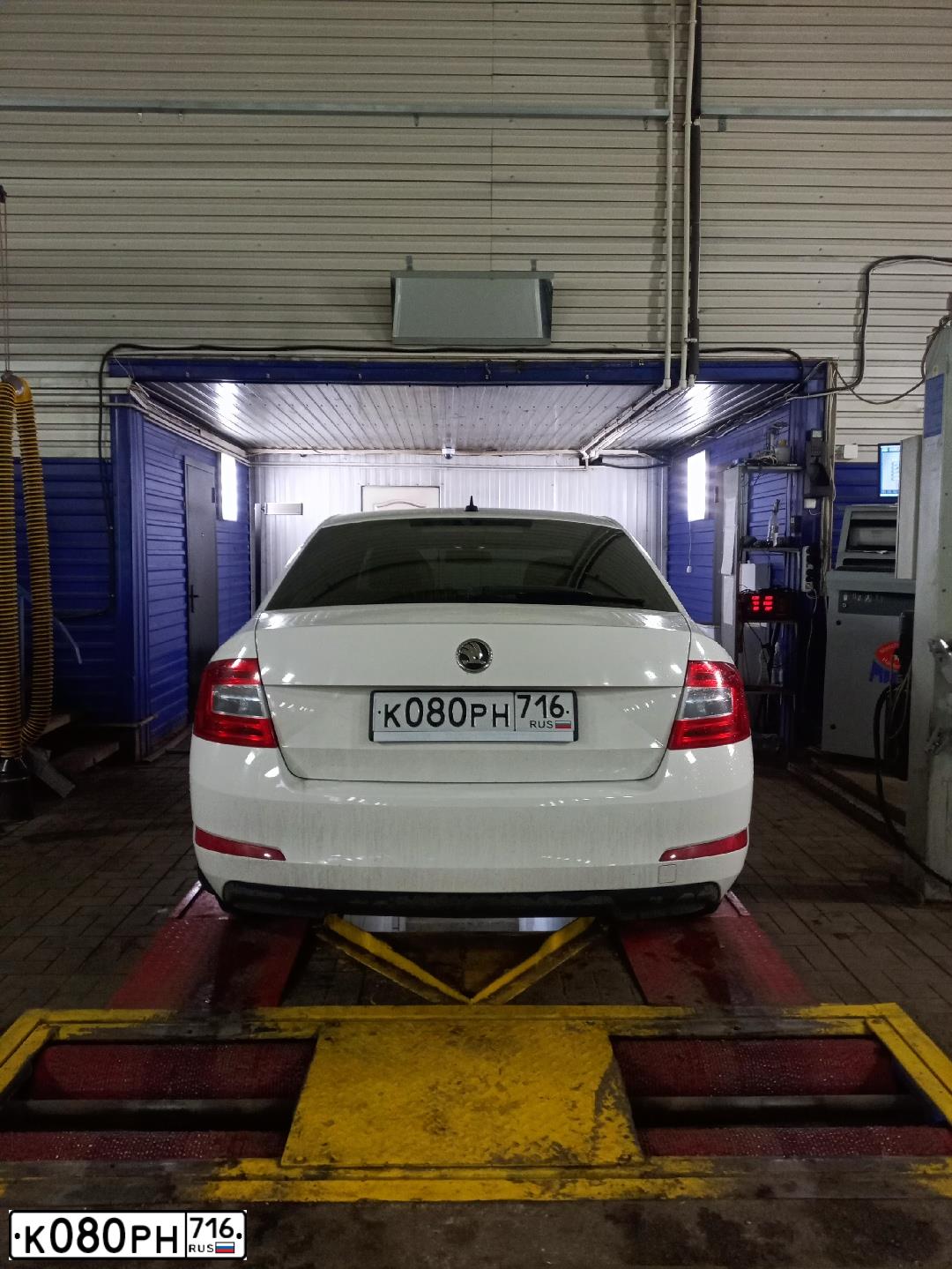 Фото автомобиля ШКОДА OCTAVIA, 2014 — госномер В597ОЕ142. Цвет: Белый