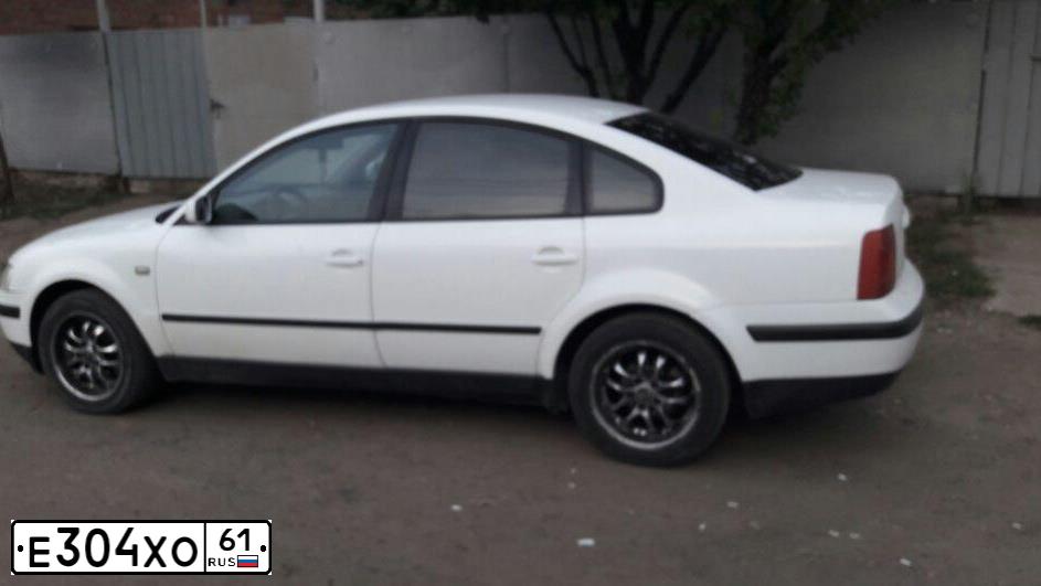 Фото автомобиля VOLKSWAGEN PASSAT, 1999 — госномер Е304ХО61. Цвет: Белый